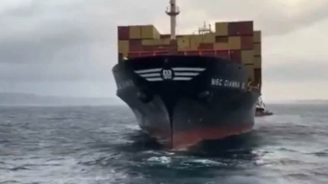 Devasa gemi Çanakkale Boğazı'nda makine arızası yaptı