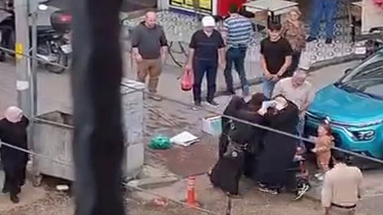 Dilenciler bayramda en işlek yeri kapmak için birbirine girdi!