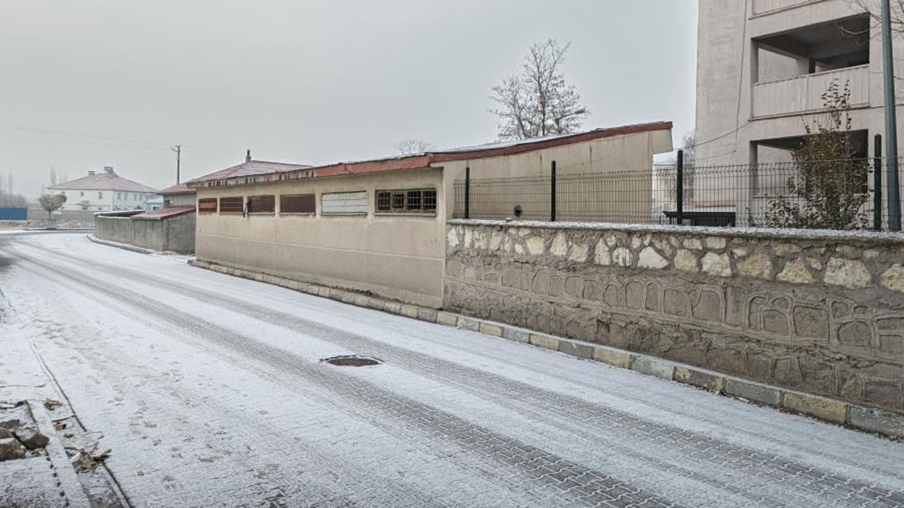 Diyadin’e yılın ilk karı yağdı