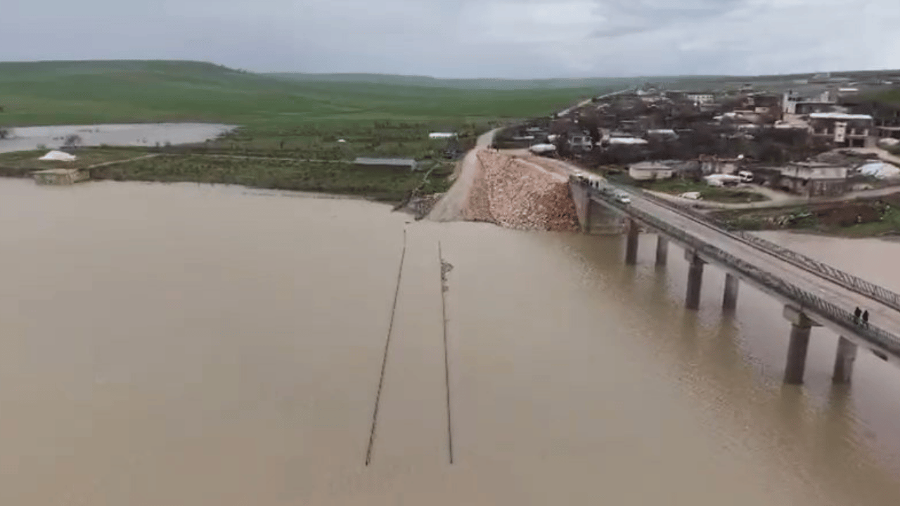 Diyarbakır’da sağanak; Ambar Çayı taştı, yol ve tarlalar sular altında kaldı