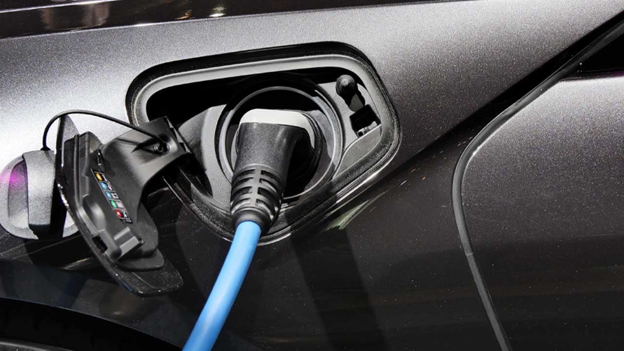 Dizelin tahtı sarsılıyor! PHEV ilk kez geçti