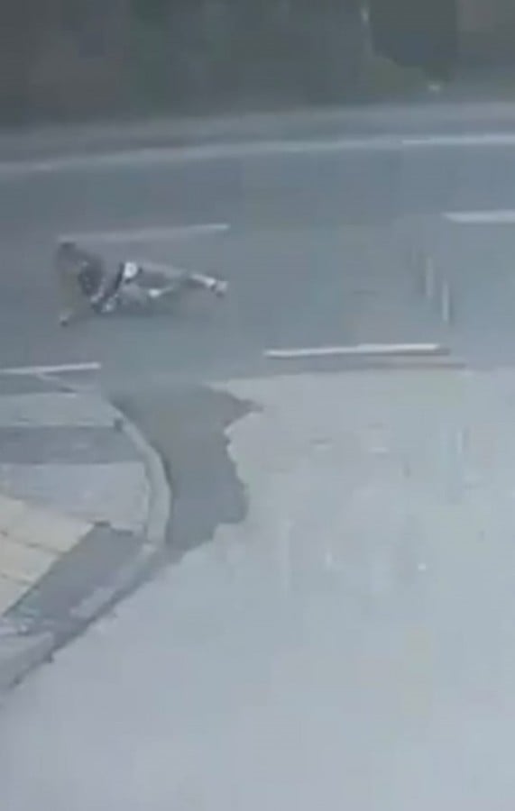 Dolmuş bekleyen kadını farketmeyen şoför minibüsün altında sürükledi