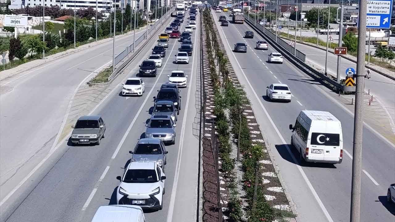 Dönüş çilesi erken başladı! Ege'nin kalbi kilitlendi, kilometrelerce kuyruk var