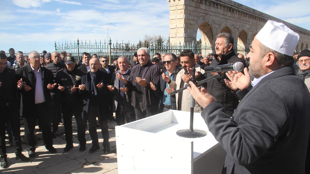 Dualar kabul oldu, bu kez şükür için toplandılar