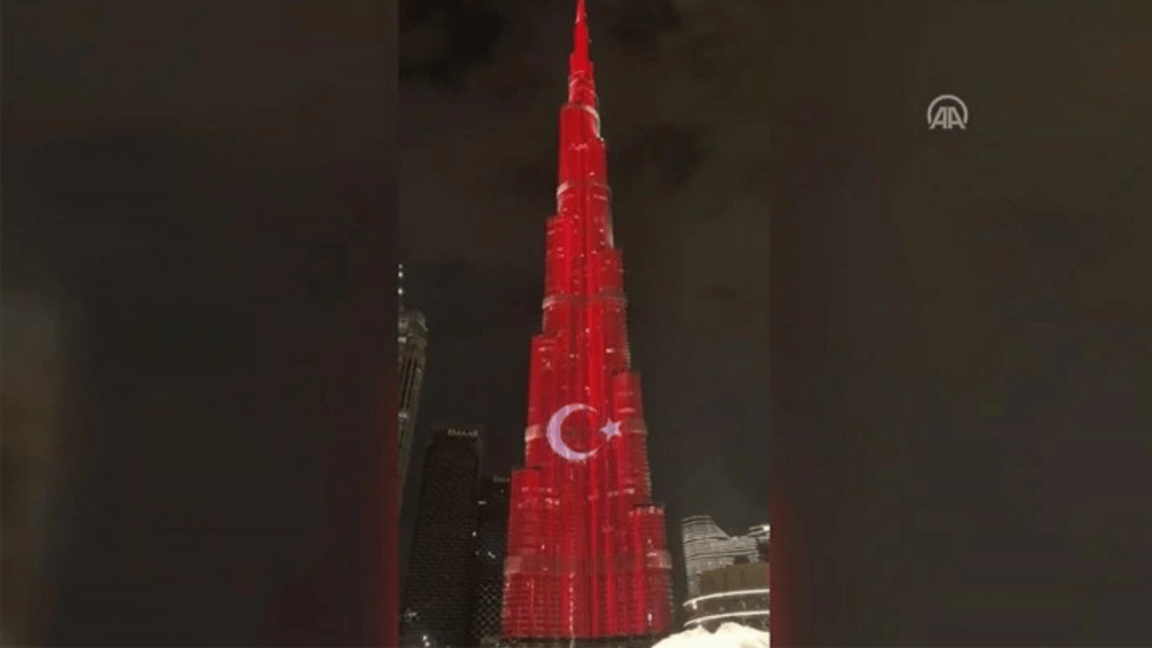 Dubai’deki dünyanın en yüksek gökdeleni Türk bayrağıyla aydınlatıldı