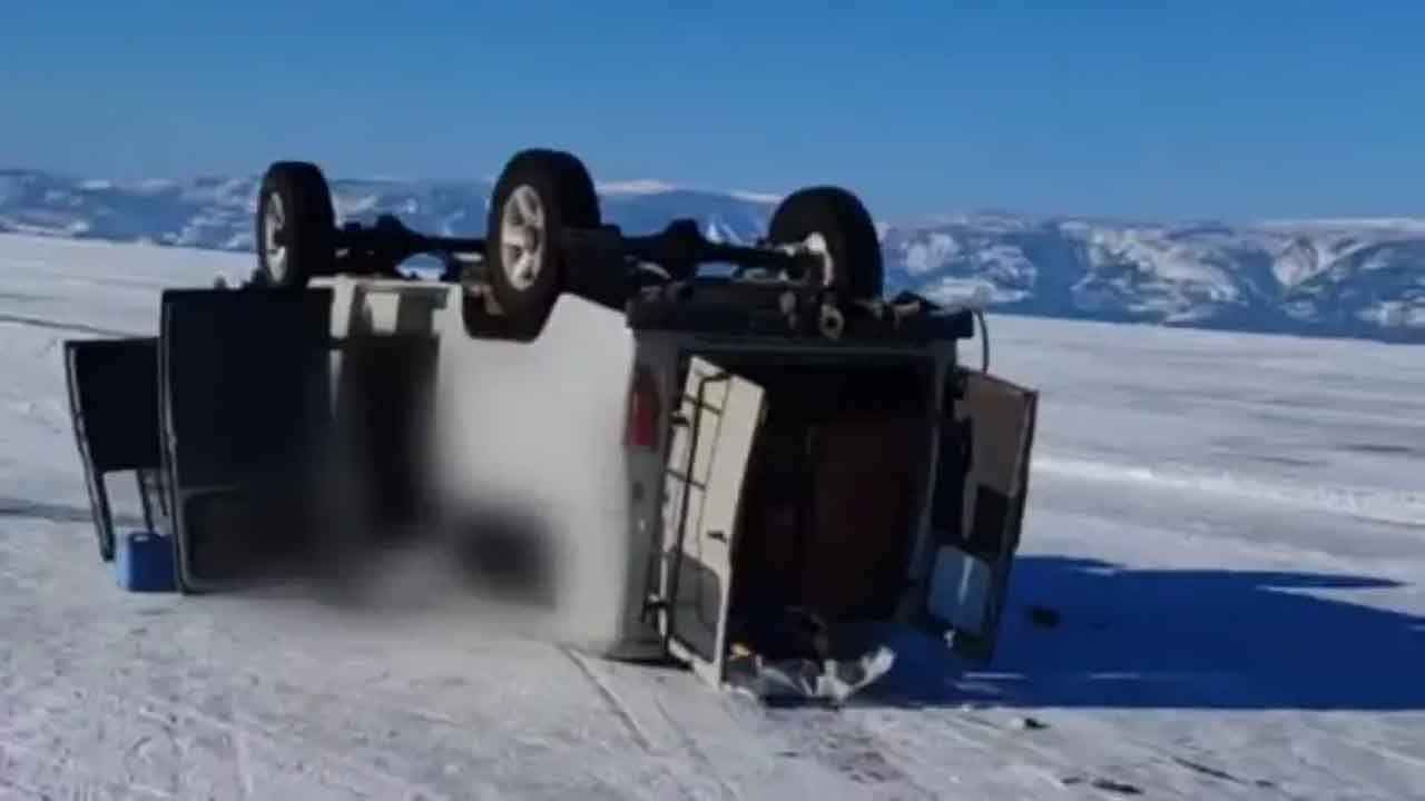 Dünyanın en derin gölünde can pazarı! Buz kırıldı, turistler sulara gömüldü!