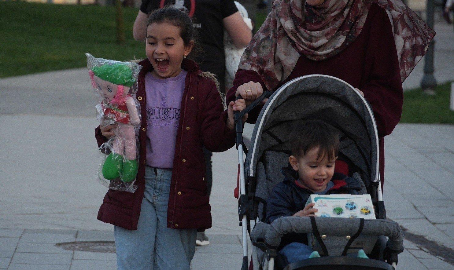 Düşen oyuncaklar çocuklara bayram hediyesi oldu