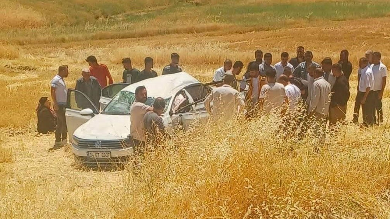  Düz yolda gidiyordu! Birden taklalar atarak tarlaya yuvarlandı: 5 kişi yaralandı