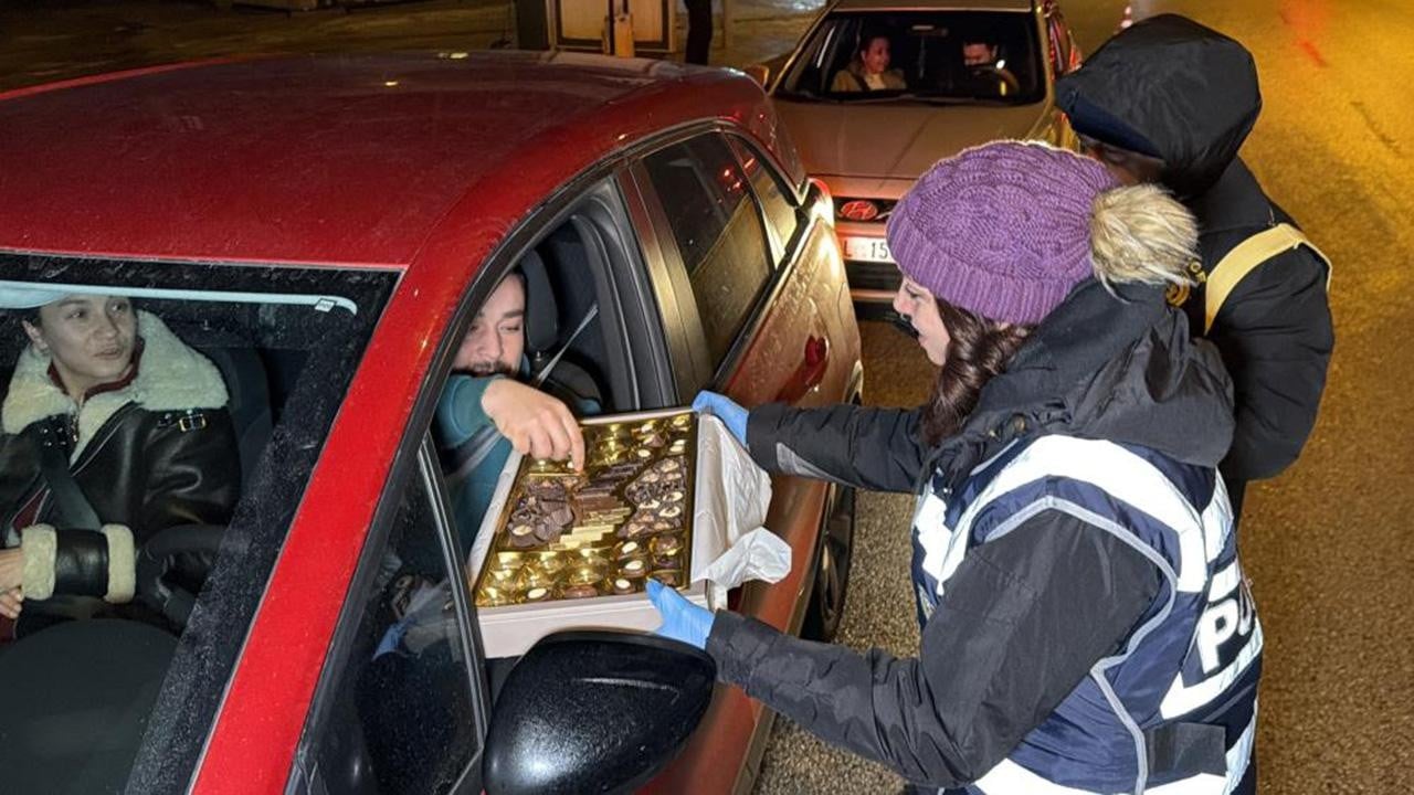 Düzce'de polisten tatlı denetim: Alkolsüz sürücülere çikolata ikramı!
