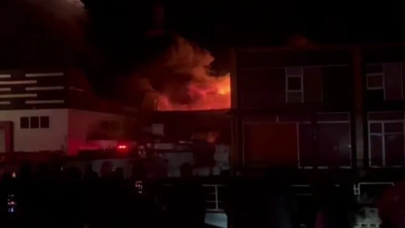 Düzce’de strafor fabrikası alevlere teslim: D-100 karayolu çift yönlü kapatıldı!