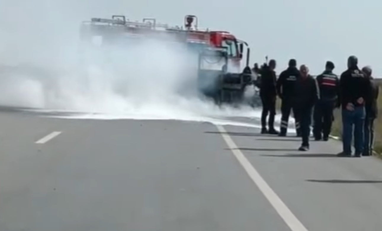 Edirne-Kırklareli yolunda seyir halindeki iş makinesi alevlere teslim oldu