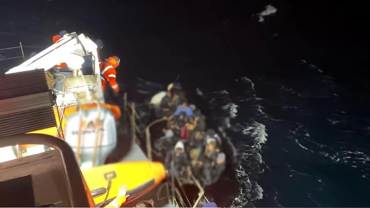 Ege'de can pazarı: Dikili açıklarında göçmen botu battı!