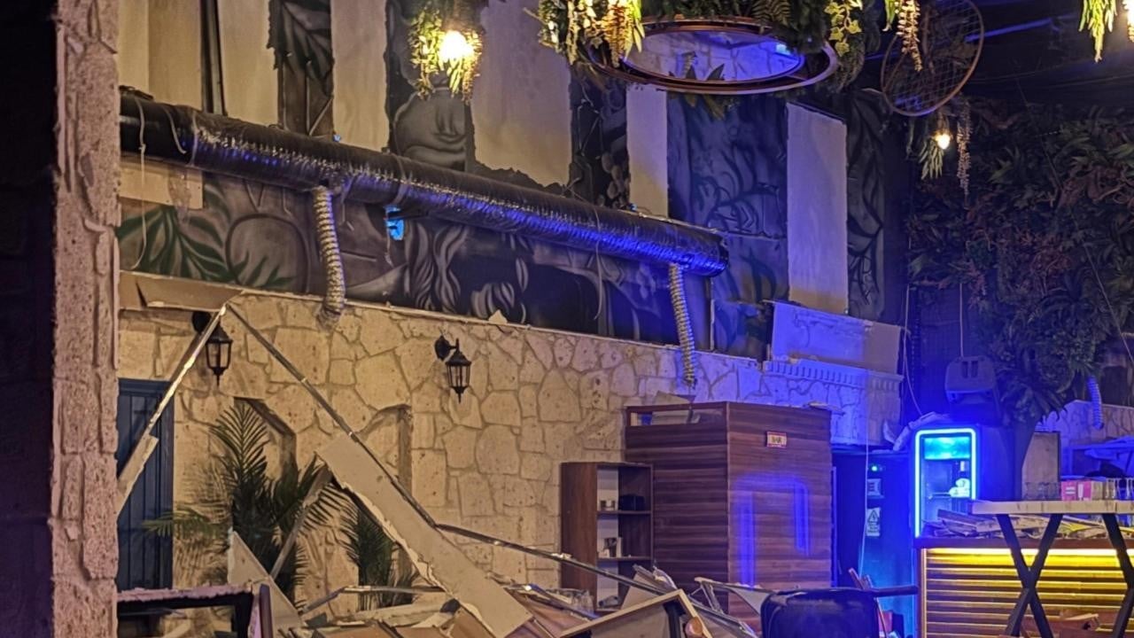 Eğlence merkezinin dekor duvarı çöktü: 6 yaralı