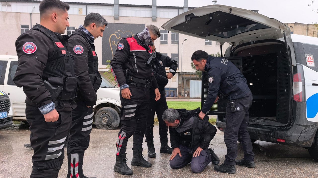 Ehliyetsiz ve öfkeli sürücü, biber gazı ve 40 bin liralık ceza ile pamuk gibi oldu