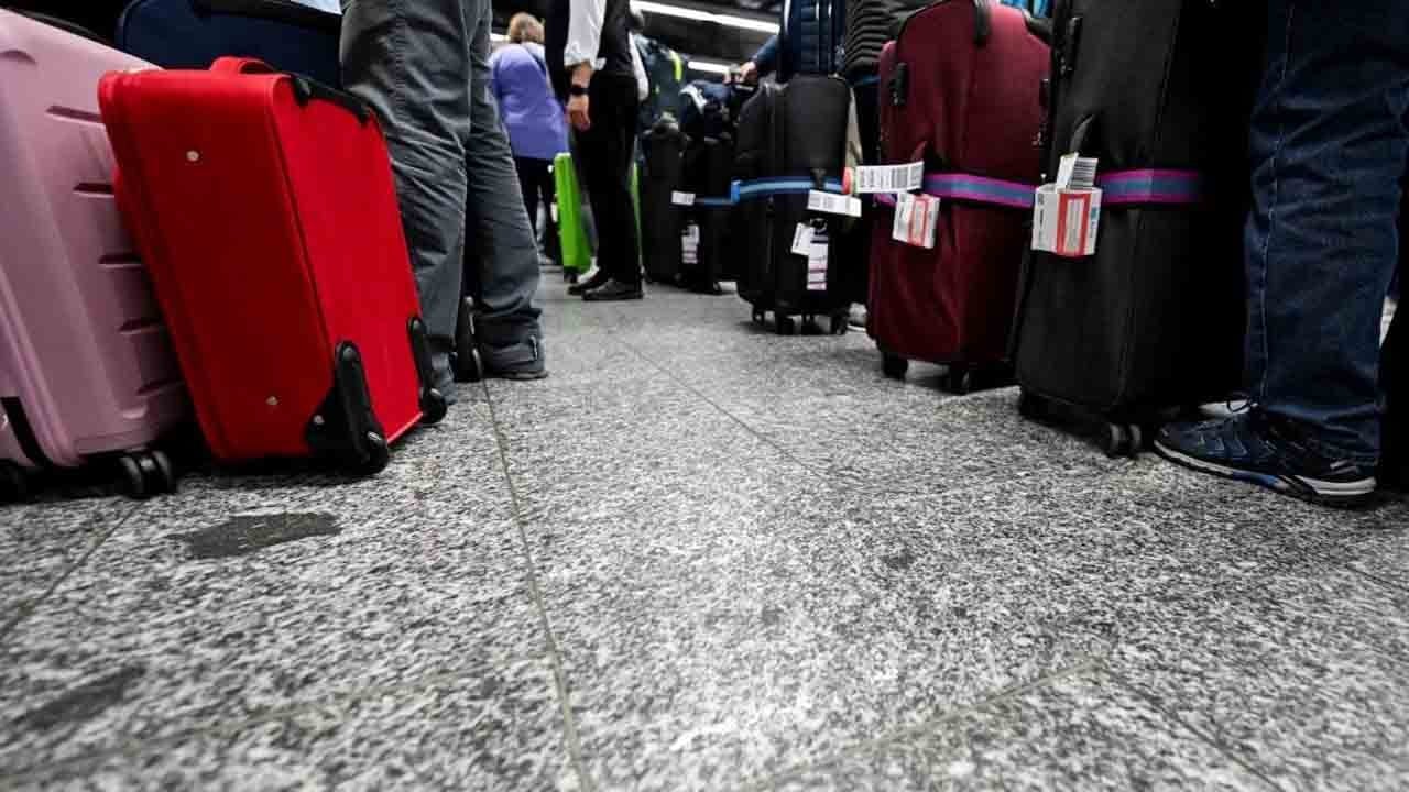 Eksi 39 dereceyle Kittila Havalimanı durdu: Binlerce turist uçuş iptalleri nedeniyle yolda kaldı