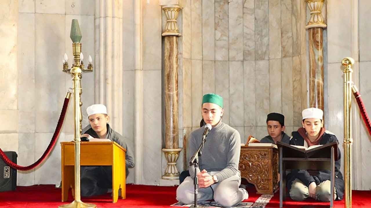 Elazığ’da bin yıllık mukabele geleneği gönülleri titretiyor! Camilerde Kur’an nidaları yükselirken, hafız adayları ecdadın mirasına sahip çıkıyor!