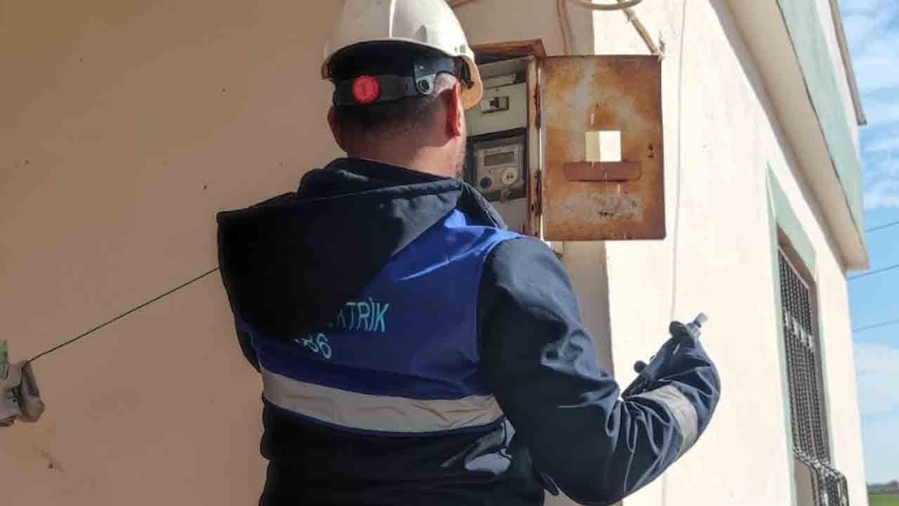 Elektrik hırsızları durmak bilmiyor! Şanlıurfa’da bir haftada 946 kaçak elektrik bağlantısı tespit edildi