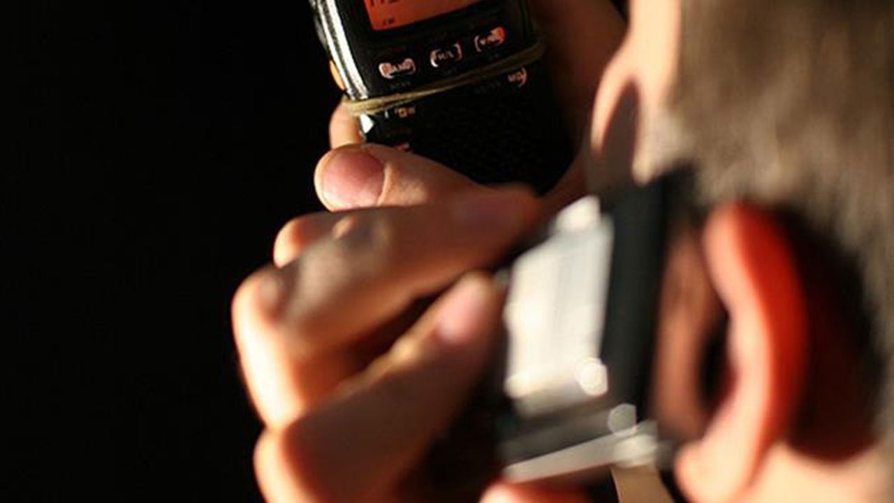 Emekli öğretmenin büyük şansı! Telefonun şarjı bitince dolandırılmaktan kurtuldu