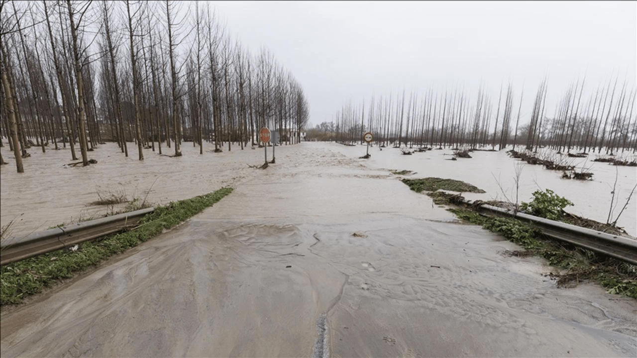 Endülüs'te binlerce kişiye tahliye