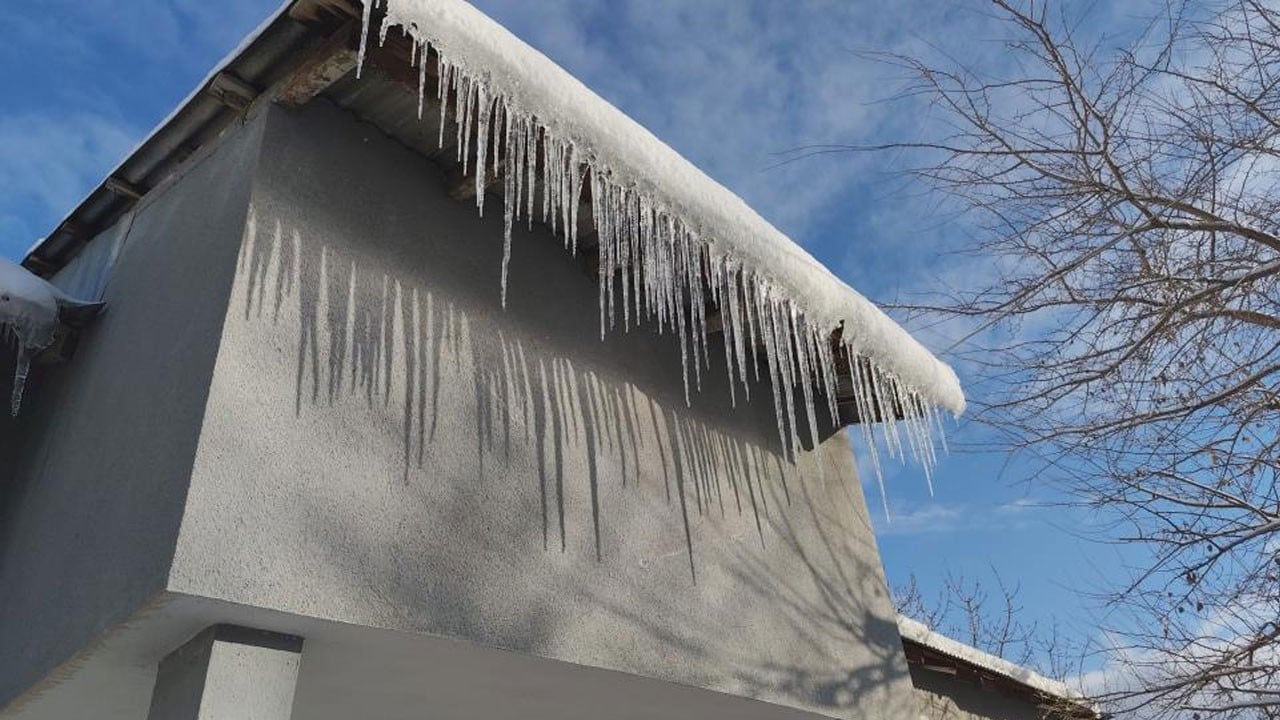 Erciş'te buz sarkıtları korkutuyor