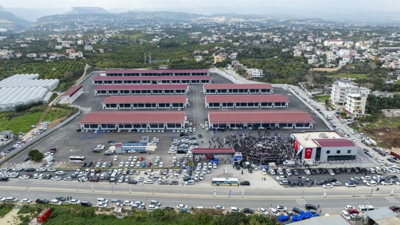 Erdemli Hal Kompleksi’nde Esnaf İsyanı: "Sözleşmedeki Klimalar Nerede, Kira ve Harçlar Niçin Bu Kadar Yüksek?"