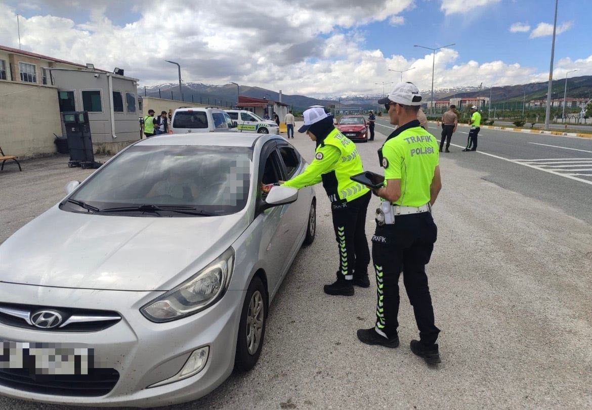 Erzincan'da bayram tedbirleri kapsamında sivil otobüs denetimi yapıldı