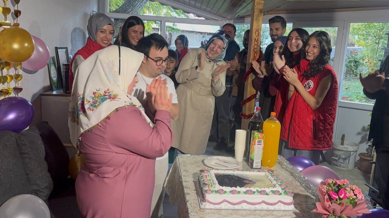 Erzincan’da duygulandıran anlar! Sürpriz kutlamada herkesin gözleri doldu!