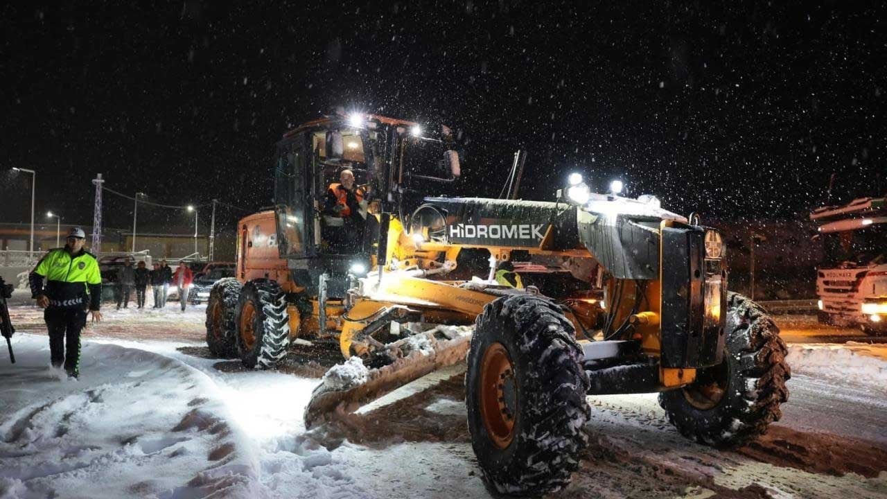 Erzincan'da kar ve tipi ulaşımı felç etti