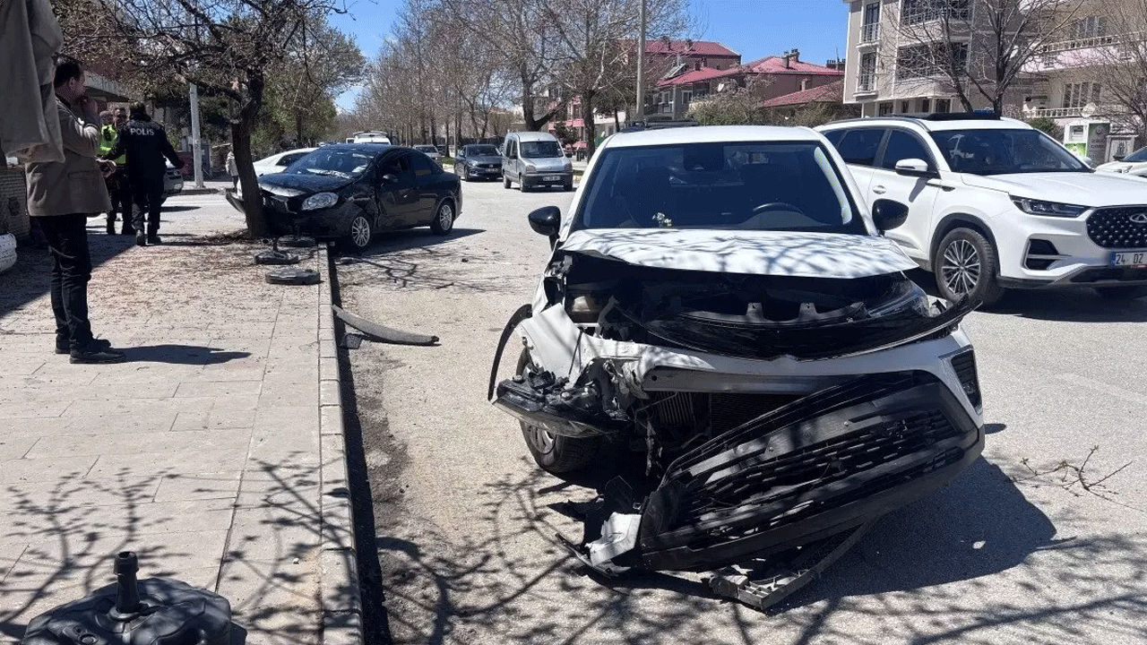 Erzincan'da trafik kazası: Çok sayıda yaralı var!
