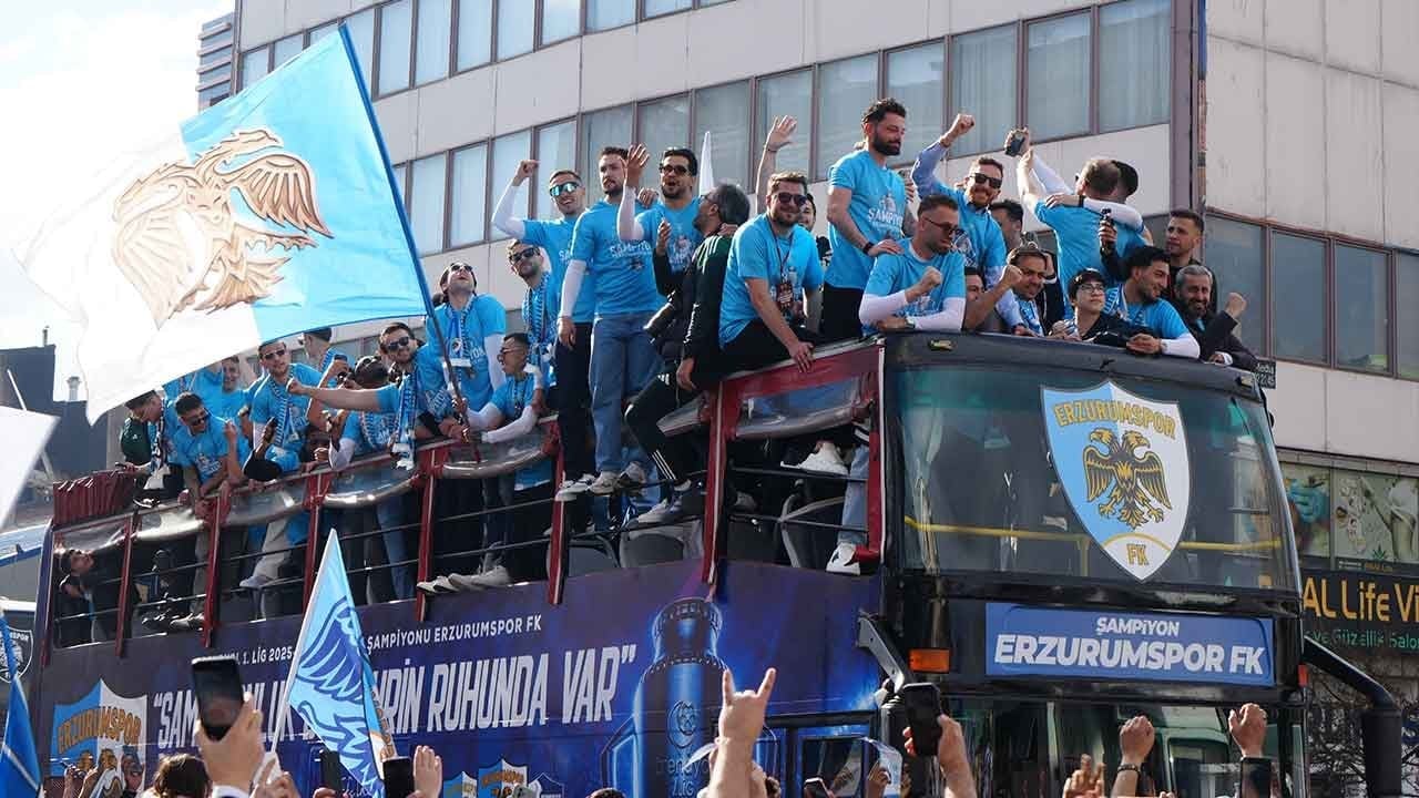 Erzurum şampiyonlukla coştu! Erzurumspor FK şampiyonluk kupasıyla şehir turuna çıktı!