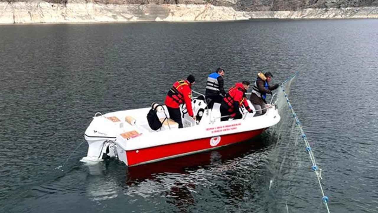 Erzurum'da kaçak avcılara geçit yok! Jandarma ve Tarım Müdürlüğü ekipleri göllerde kuş uçurtmuyor!