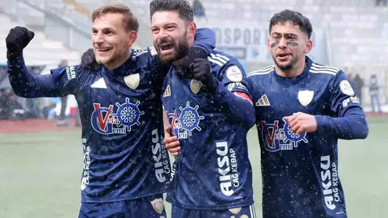 Erzurum’da tarihi gece! Dadaşlar liderlik koltuğunda Manisa FK’yı sahadan sildi