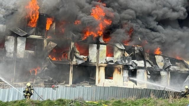 Esenyurt’ta çıkan yangın söndürüldü! 600 işçinin kaldığı bina küle döndü!