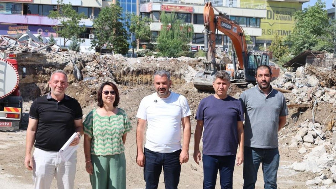 Eski belediye binasının yerine otopark ve kent meydanı yapılıyor! Pursaklar’da vatandaşa nefes aldıracak hamle