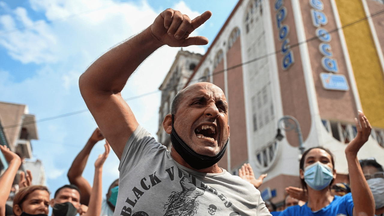 Eski milletvekiline kadın kıyafeti giydirip dövdüler!