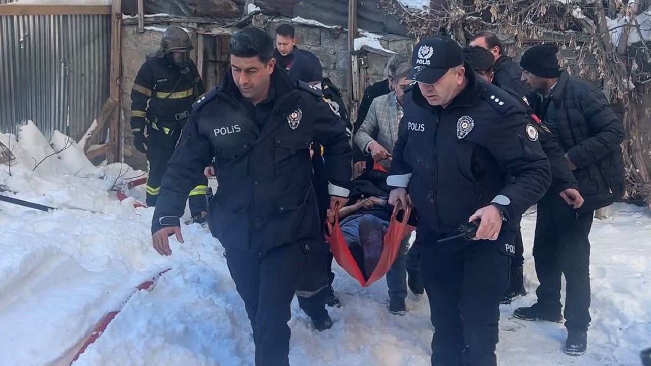 Evde mahsur kaldı, itfaiye son anda kurtardı