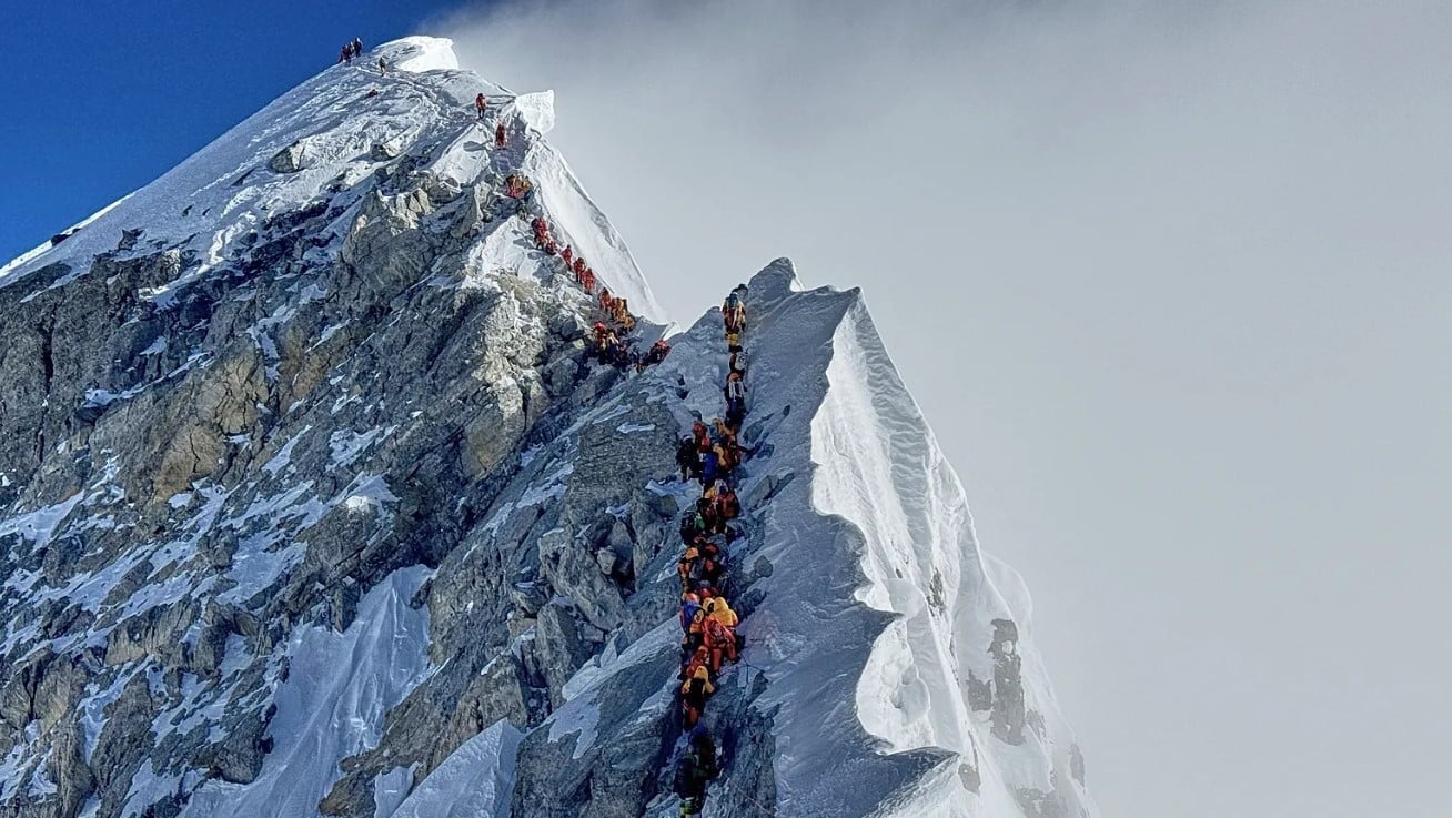 Everest iki dağcıya daha mezar oldu!