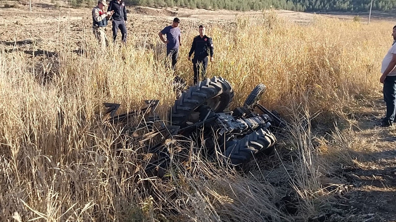 Feci kaza! Traktör devrildi, sürücü hayatını kaybetti