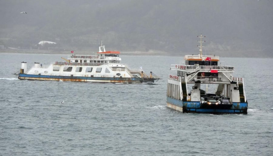 Feribot bekleyenlere kötü haber: Gökçeada ve Bozcaada'ya fırtına engeli