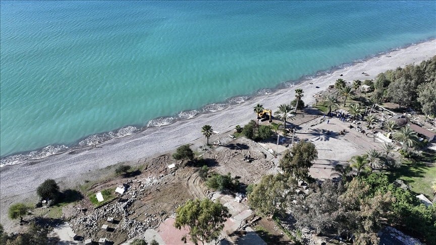 Fethiye sahilinde imara aykırı yapılar yıkılıyor