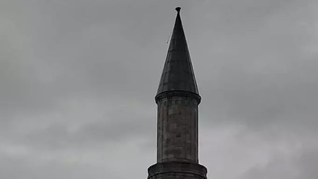 Fırtına Ayasofya minaresinin alemini uçurdu