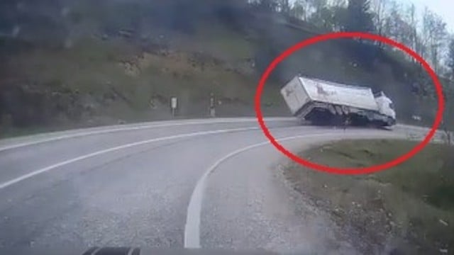Freni boşalan TIR'ın virajda devrildiği kaza kamerada