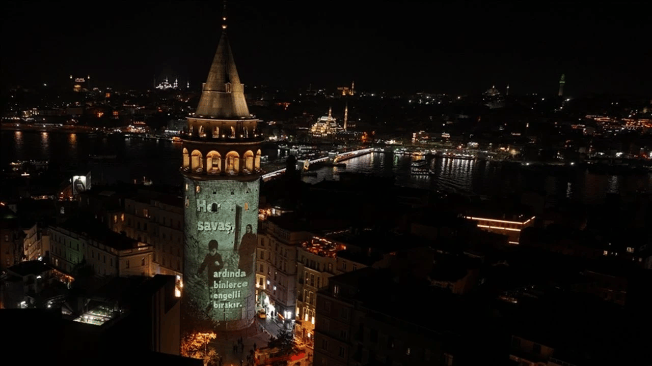 Galata Kulesi’nde savaş mağduru engellilere dikkat çeken anlamlı gösterim