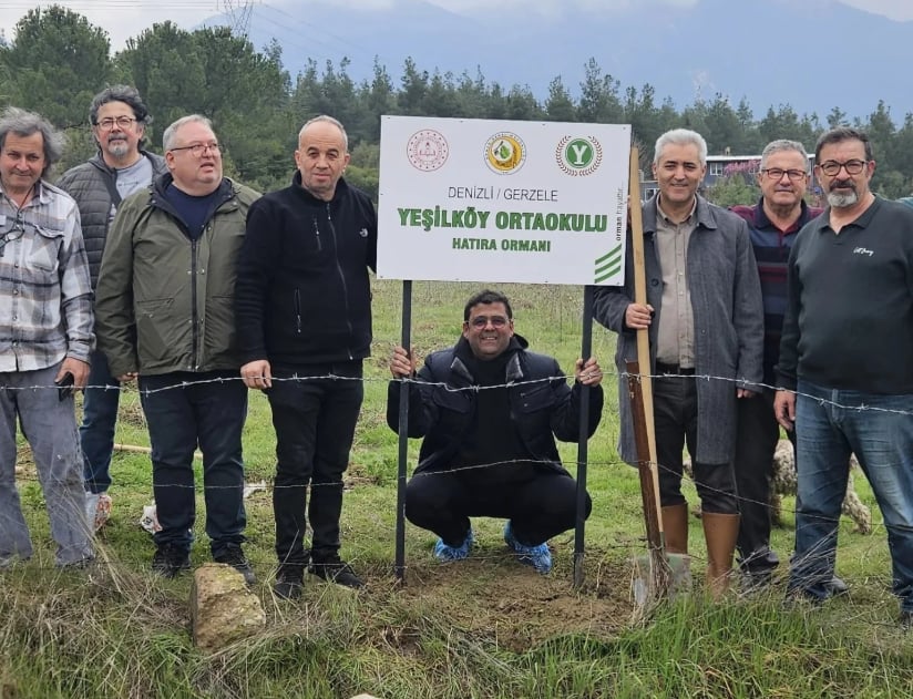 Galoşlu Fidan Dikimi Gündem Oldu: CHP'li Başkandan İlginç Manzara