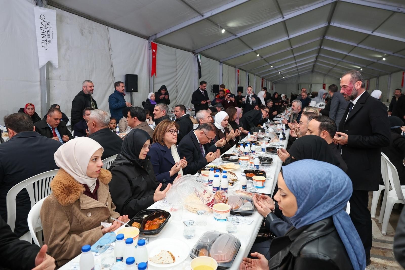 Gaziantep Büyükşehir'den Halep'te 10 bin kişilik iftar verdi