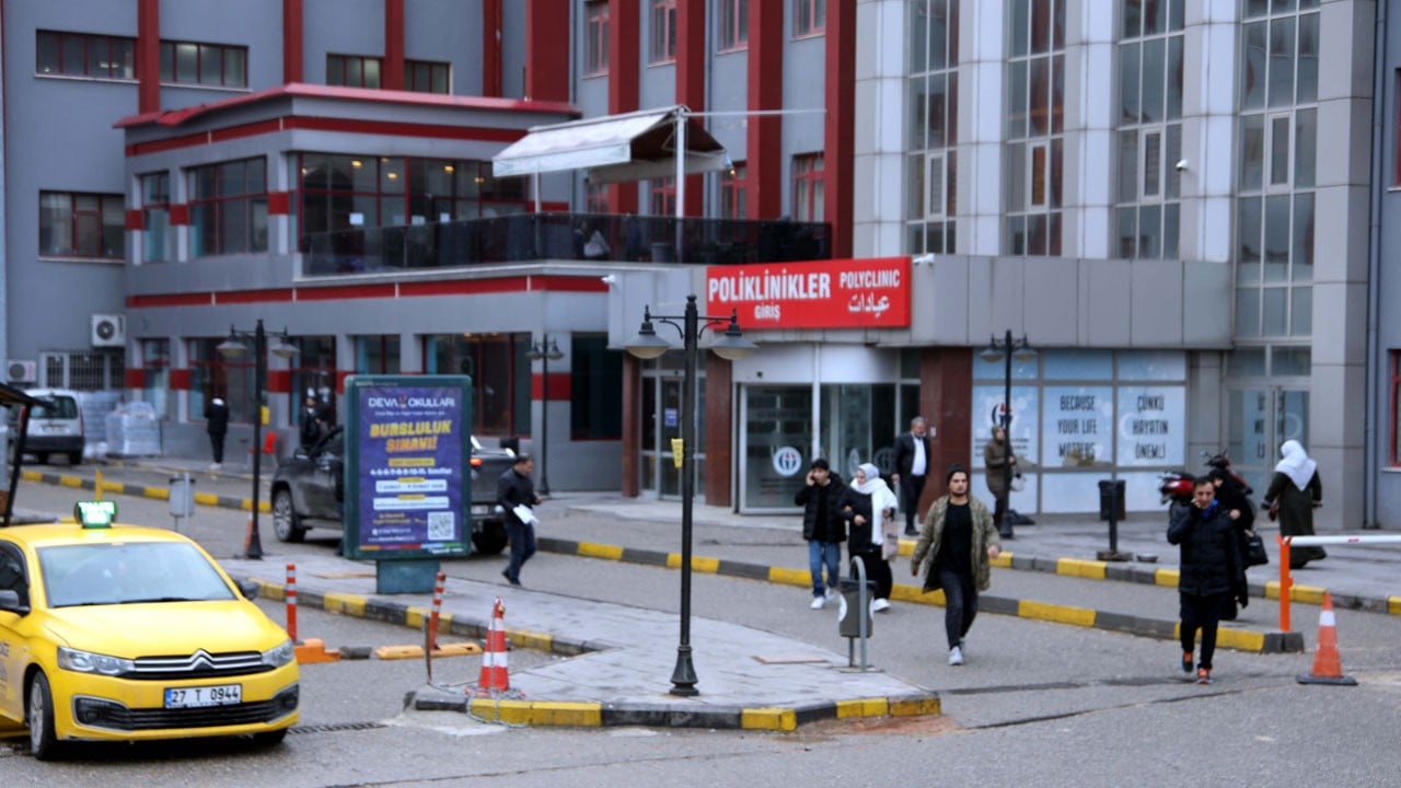 Gaziantep’te dehşet! Eşini kaldırım taşıyla dövdü