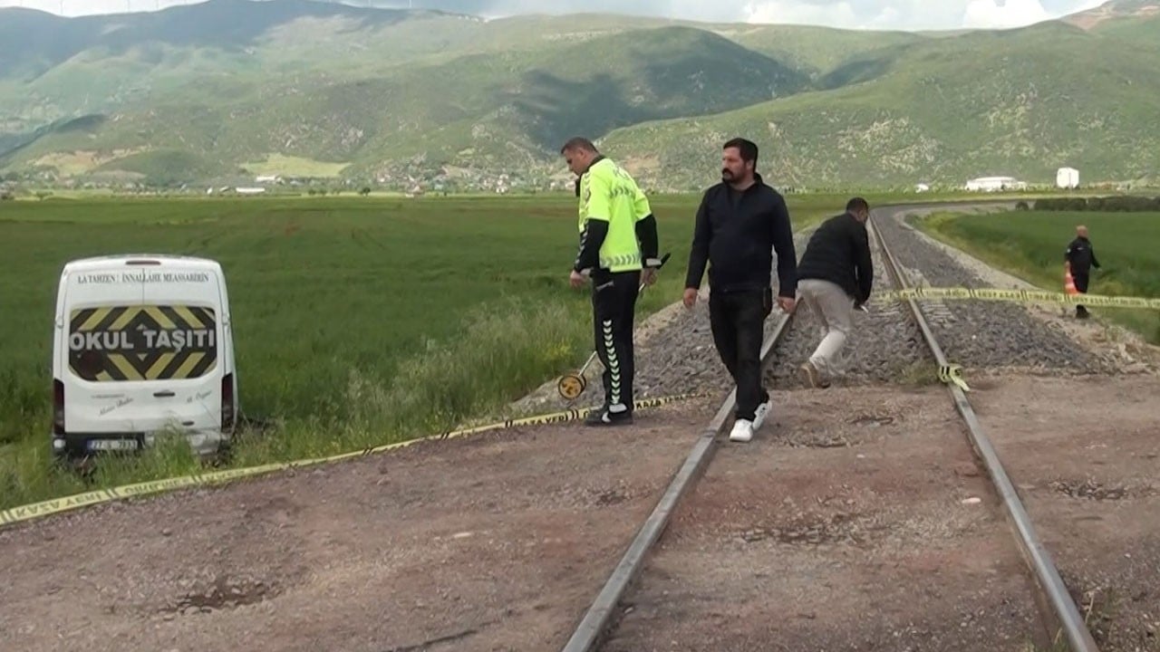 Gaziantep'te dehşet! Öğrenci servisine tren çarptı