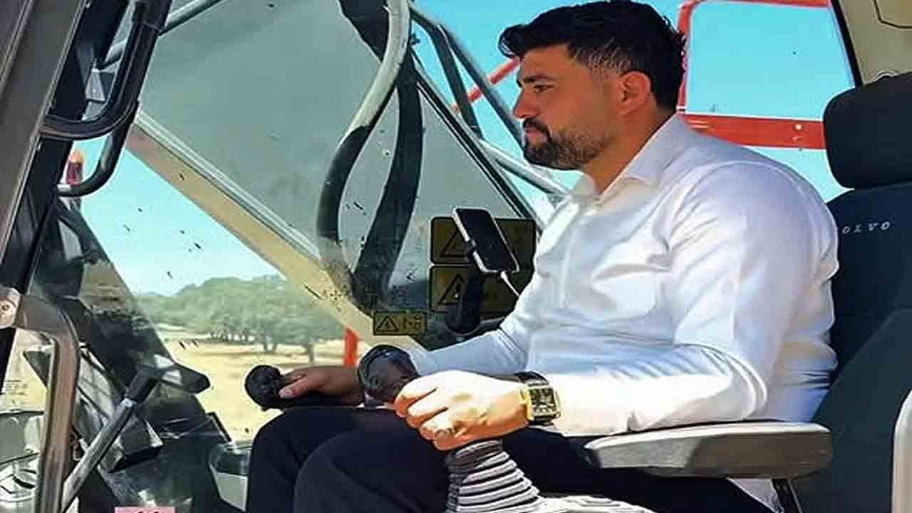 Gaziantep'te Meclis üyesinden örnek davranış: İş makinesine geçip yol çalışması yaptı