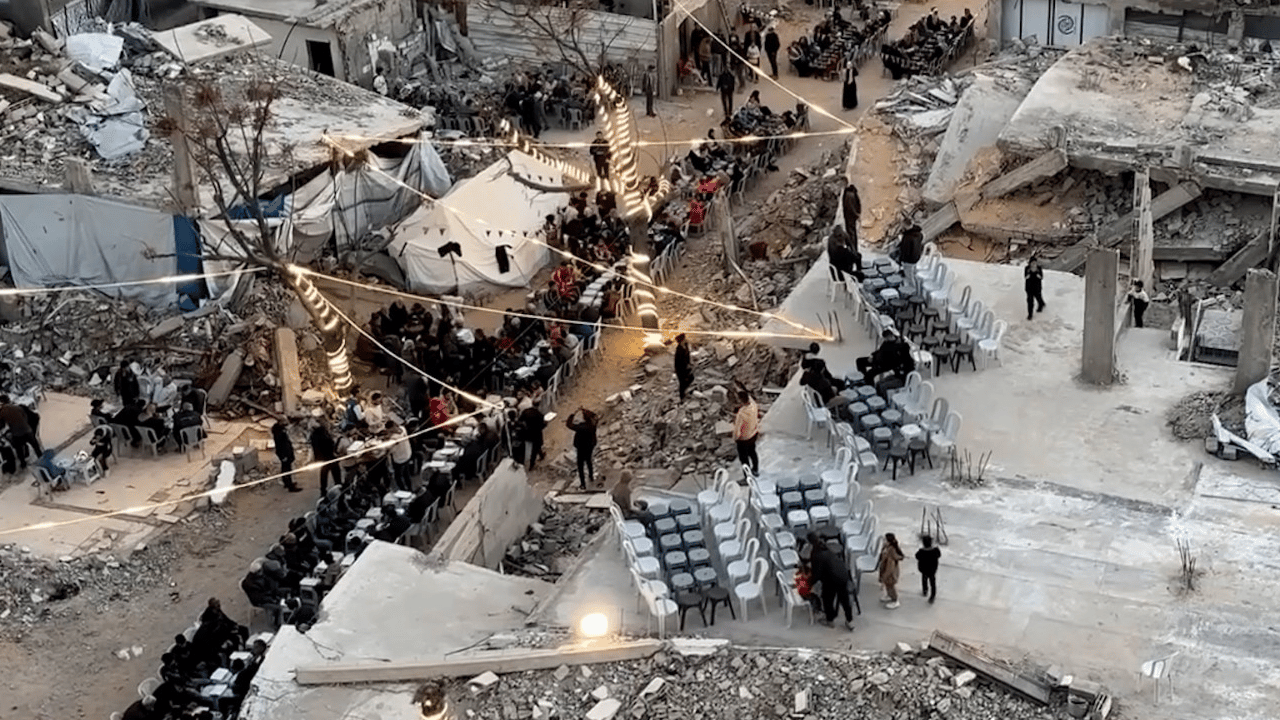 Gazze Şeridi'nde yıkılmış evlerin arasında iftar programı düzenlendi