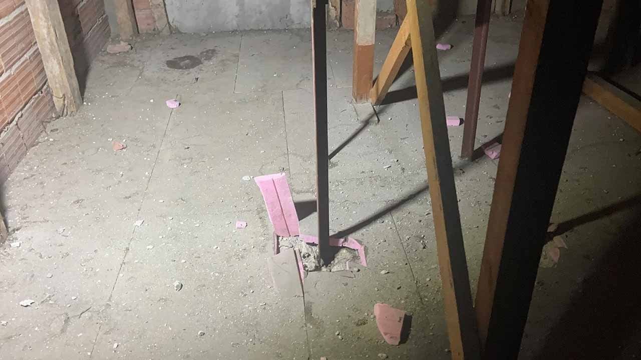 Gece yarısı ilçeyi ayağa kaldıran o an! Yıldırım çatıyı delip geçti